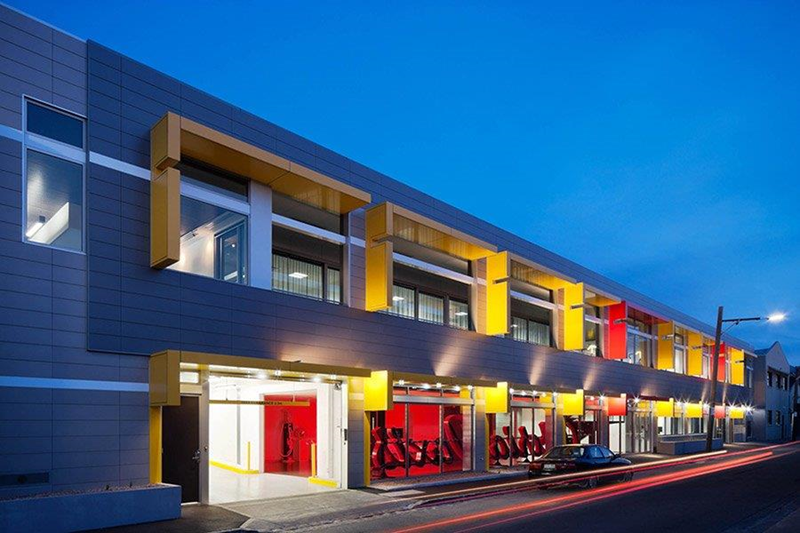 Silver-Top-HQ-Melbourne-Mayor-tempio-facade-3-wide-shot-of-outside-tiling